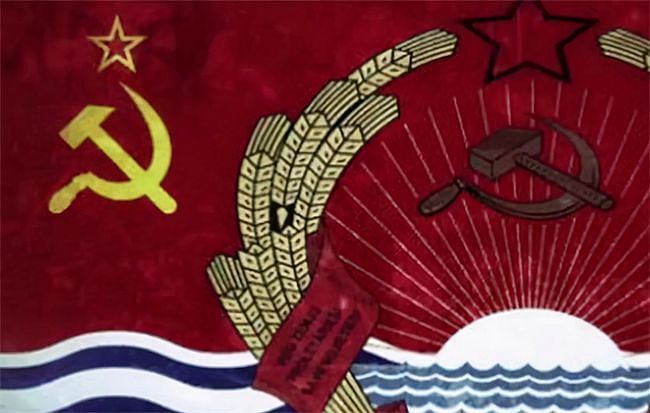 苏维埃最后的荣光：国徽国旗仍为镰刀锤头，靠军火生意吃喝不愁 - 3