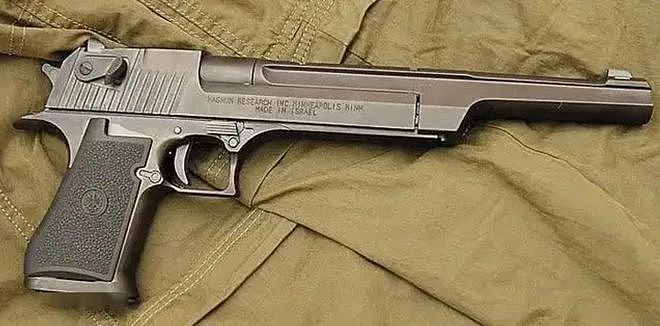 大威力手枪“沙漠之鹰”，为何不能列为军用枪支？其实原因很直观 - 12