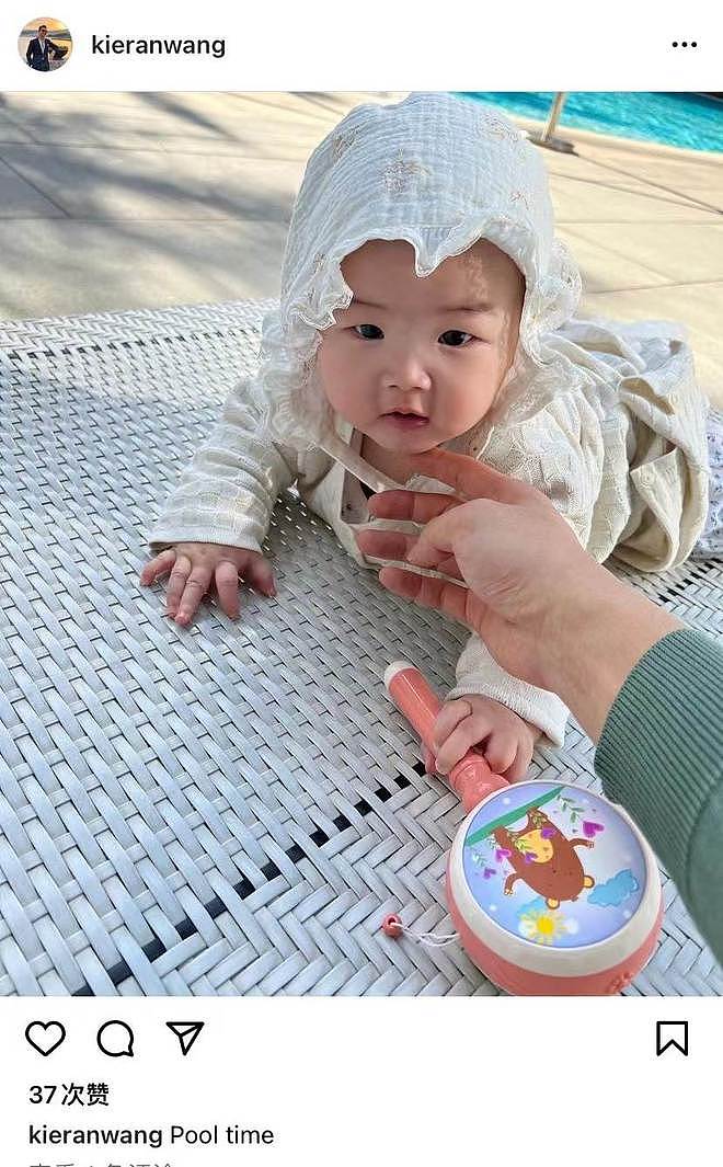 朱珠女儿6个月就学游泳，握拨浪鼓萌态十足，戴蕾丝帽精致似公主 - 1