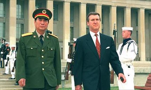 1998年张万年访美，美陆军司令沙利一把抱住他：我总算抓住你了！ - 2