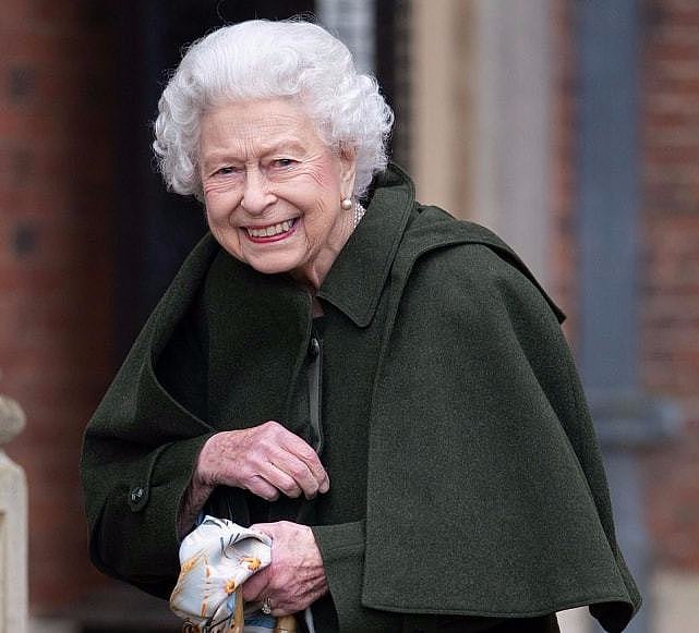 95岁英国女王庆祝登基70周年！穿斗篷大衣亮相，拄着拐杖消瘦好多 - 1