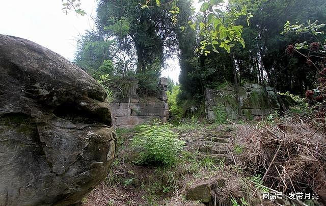 四川南充有座神秘石头古寨 曾有军队驻扎建在悬崖峭壁上 - 2