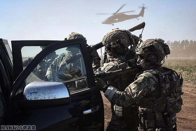 波兰GROM特种部队战术训练照 搭乘“黑鹰”截停车队 抓捕目标 - 4