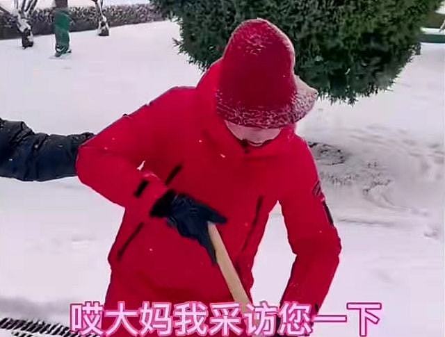 冯巩拿铁锹上街为群众铲雪，戴小红帽被认成大妈，当场变脸太尴尬 - 2