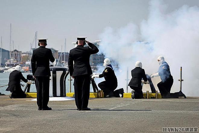朴茨茅斯皇家海军基地鸣放礼炮 庆祝英国女王生日 众军舰悬挂满旗 - 1