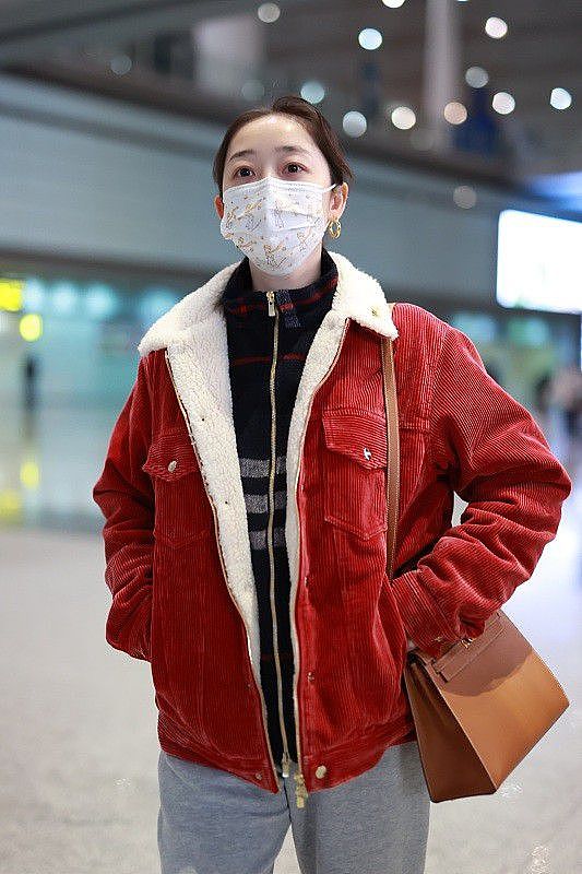 蒋梦婕素颜现身机场，身穿红色灯芯绒外套喜庆优雅，看着好低调 - 1