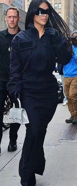 金卡戴珊的蝙蝠女造型好酷拎35万元的手提包，倒三角身材扭成S型 - 7