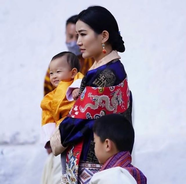 不丹王室一家四口最新全家福！王后红绿配都好看，和国王和好如初 - 10