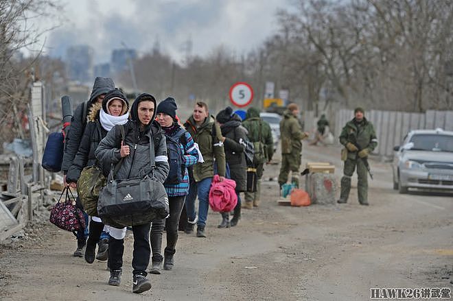 战地报道：顿涅茨克民兵肩扛莫辛-纳甘狙击步枪 检查乌克兰难民 - 17