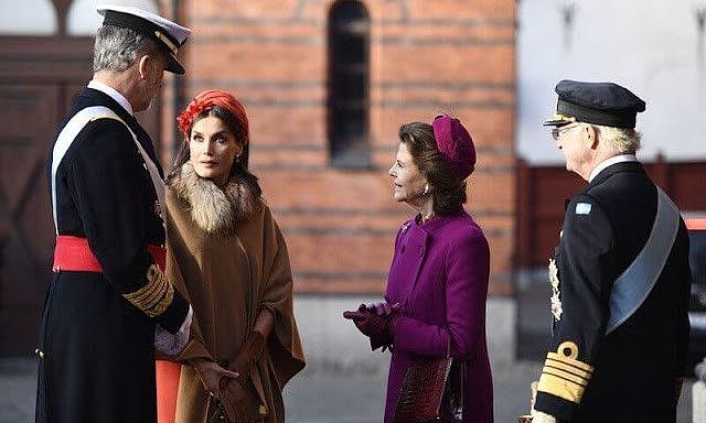 莱蒂齐亚王后在瑞典开启换装秀！红裙配斗篷好高贵，有皱纹也好美 - 6