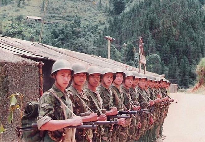 性能勉强够用的中国第一代微声冲锋枪：中越战争中发挥作用的64式 - 14