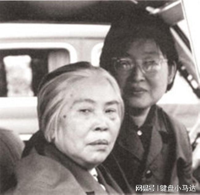 贺子珍别离毛泽东22年，重逢后毛主席问：当初你为何一定要走？ - 11