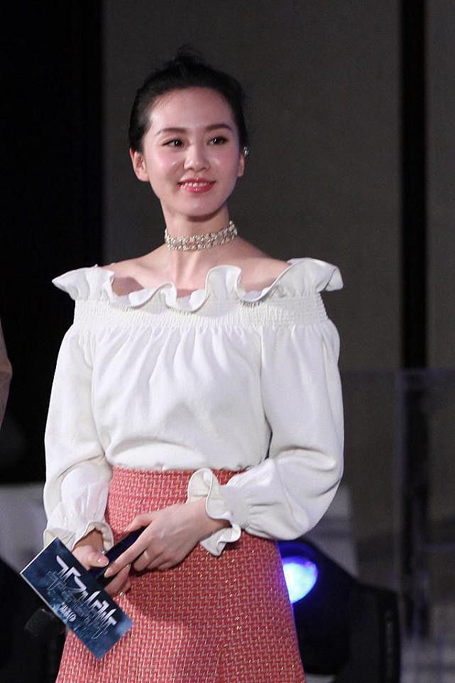 刘诗诗这衣服有点显胖了，纯白的造型一般人难驾驭，丸子头挺减龄 - 5