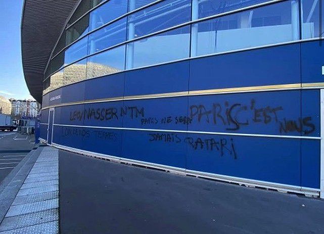 余怒未消！大巴黎球迷场外40多米涂鸦辱骂梅西，剪碎30号球衣泄愤 - 1