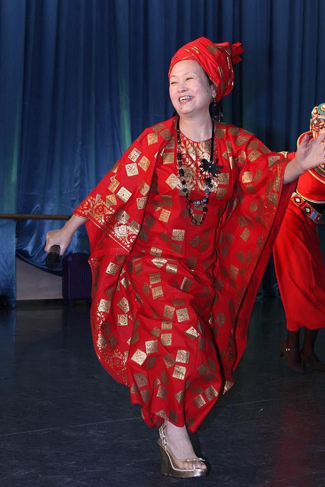 朱明瑛的老艺术家气质真浓，穿红色印花蝙蝠裙，看着个性挺活泼的 - 4
