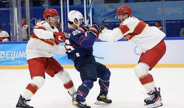 上热搜！中国冰球队长抱摔美国对手，打群架被拉开！网友：太燃了 - 6