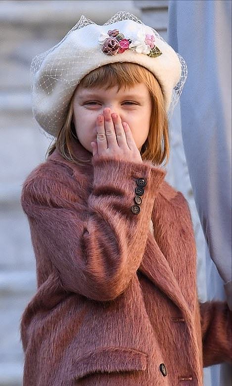 摩纳哥王妃缺席国庆日活动！6岁龙凤胎萌翻，小公主穿皮草太美了 - 2