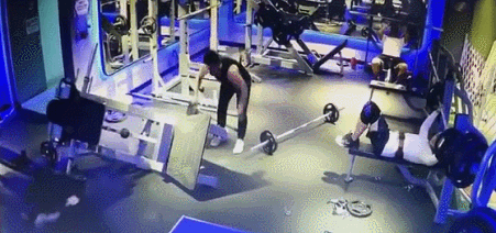 女子在健身房遭男子“误砸”，瞬间倒地不起，网友：健身先健脑 - 6