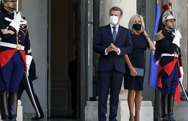 布丽吉特又美了！穿蓝色斗篷裙接待智利总统，露出的手臂暴露年龄 - 6