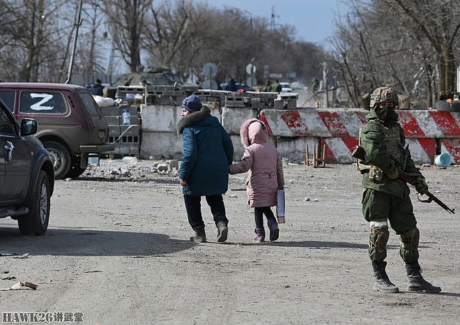 战地报道：顿涅茨克民兵肩扛莫辛-纳甘狙击步枪 检查乌克兰难民 - 16