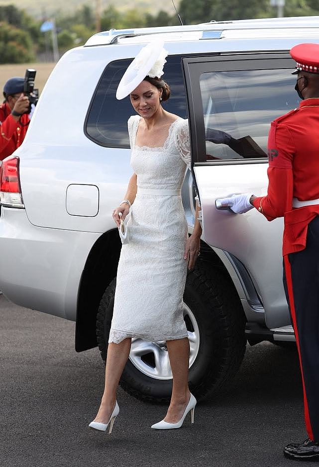 凯特闪耀亮相阅兵仪式！一身蕾丝白裙气质太好，配白色礼帽好惊艳 - 1