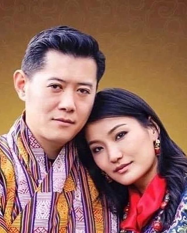 不丹王后结婚10周年纪念日！夫妇俩逛机场，甜蜜互动浪漫如初恋 - 1