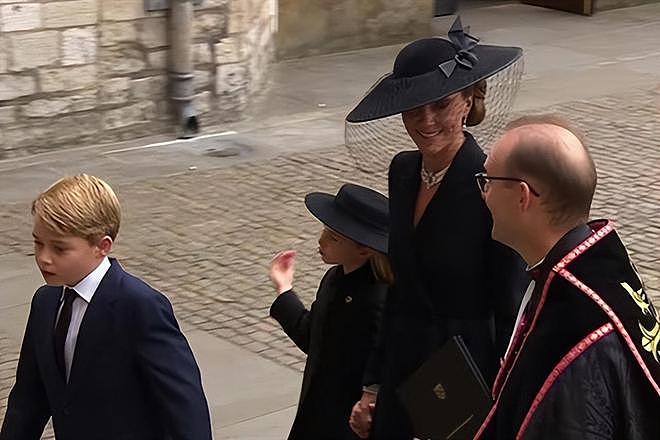 新晋威尔士王妃凯特，吊唁女王时穿的黑礼服，被英媒夸自信而高贵 - 15