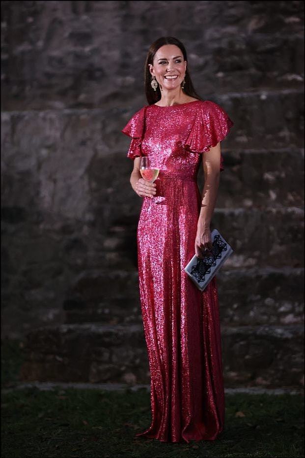 凯特王妃闪耀伯利兹国宴！2万多的亮片粉裙太惊艳，难得这么高调 - 6