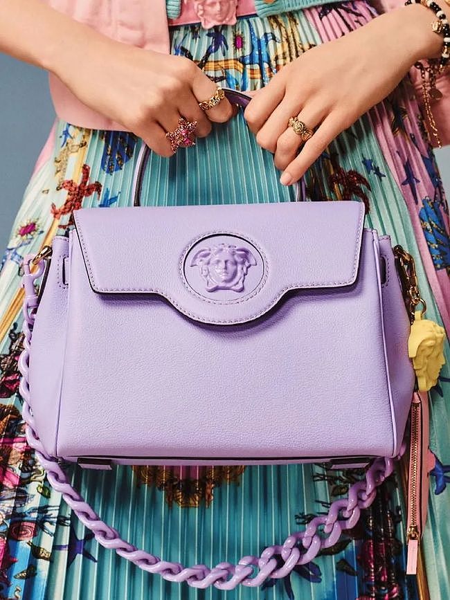 2022 年流行色发布，这些「蓝紫色调」包袋已预订你的衣橱 - 25