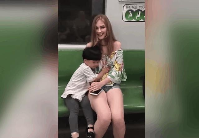 「趣玩」小孩与美女地铁上嬉闹，网友：情商和智商了得，必成大器 - 3