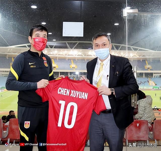 不知羞耻！陈戌源与阿曼足协主席会面取经，又获赠一件阿曼队球衣 - 3