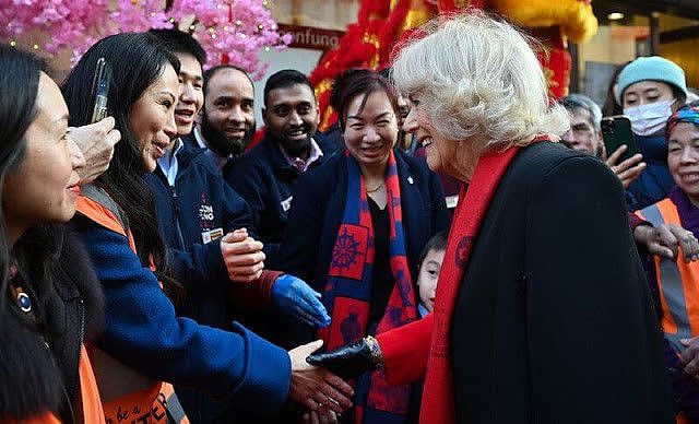 卡米拉夫妇闪耀亮相中国城庆祝春节！红裙配红围巾太美，很有年味 - 9