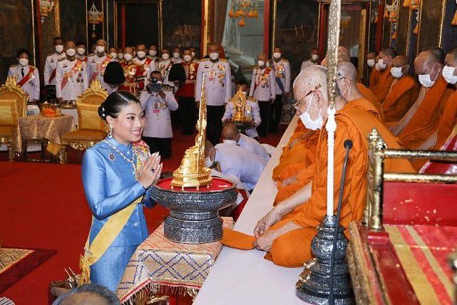 泰国王室的“三朵金花”齐亮相！苏提达穿银裙，大小公主风情万种 - 13