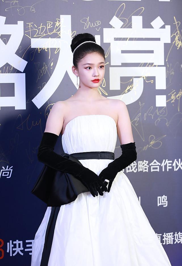 林允挺适合清高的公主造型，一身洁白的裙子配黑手套，像中国赫本 - 4