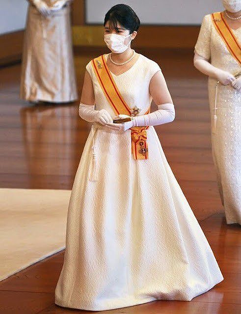 日本公主成年后参加皇室活动！无袖裙暴露粗胳膊，还是全家福养眼 - 6