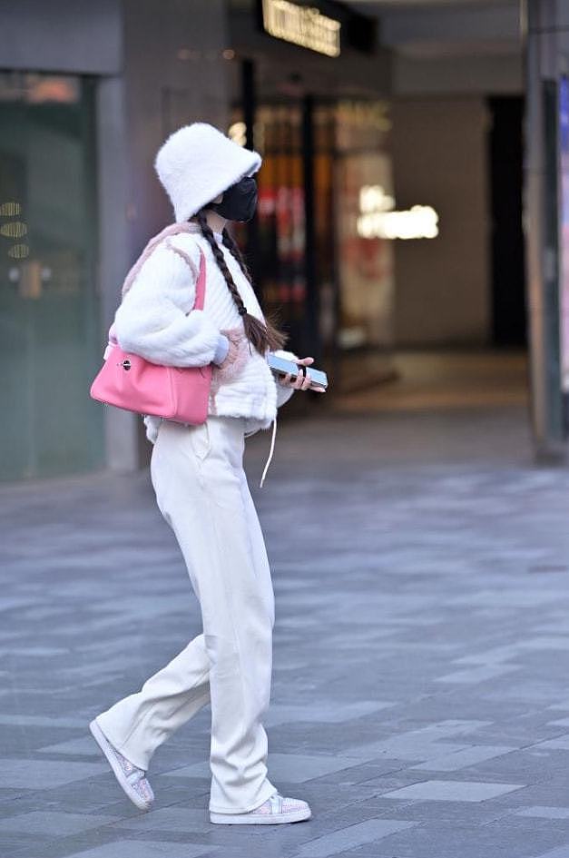 北方女孩的冬日穿搭就看北京街拍，服装保暖厚实，穿搭不臃肿 - 1