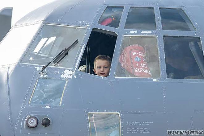 美国苏福尔斯航空展开幕 AC-130J“幽灵骑士”炮艇机成最大明星 - 6