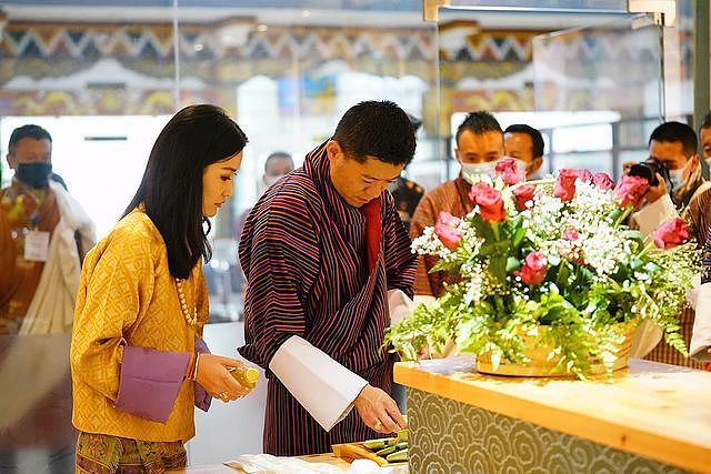 不丹王后结婚10周年纪念日！夫妇俩逛机场，甜蜜互动浪漫如初恋 - 3