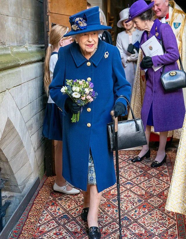 95岁英女王被勒令休息后又复出 穿嫩黄色容光焕发 - 6
