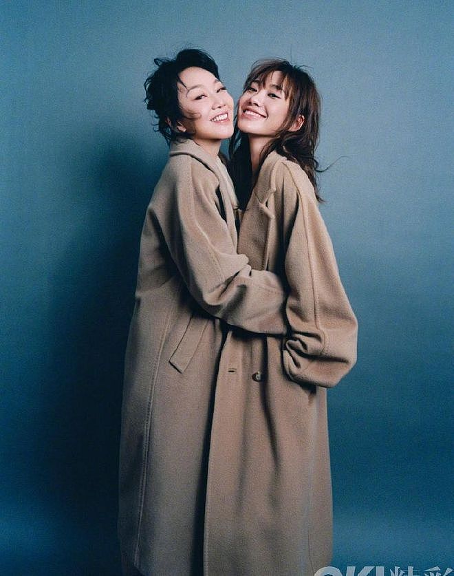 闫妮与女儿同框拍杂志封面，穿大衣高级贵气，有阔太太的样子 - 2