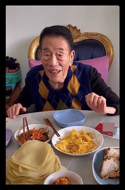 90岁杨少华宅家过年，一块肉要夹3次动作颤颤巍巍，桌上香烟瞩目 - 9