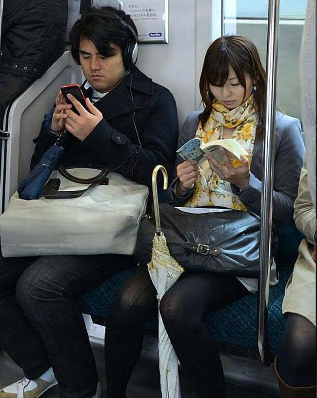欧美人在地铁看书报是因为手机没信号？主要还是他们有读书的习惯 - 8