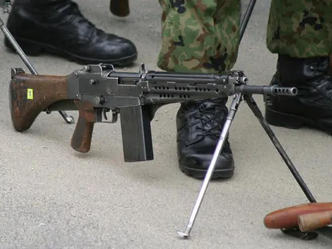 日本战后自行研制的第一款自动步枪 - 27