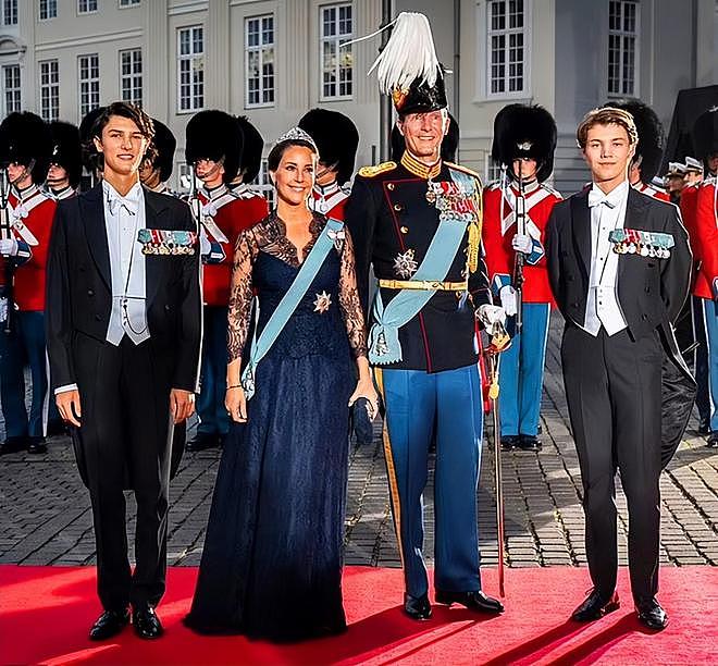丹麦王子们，被祖母收回头衔成平民，难道是为了模特路更顺利 - 11