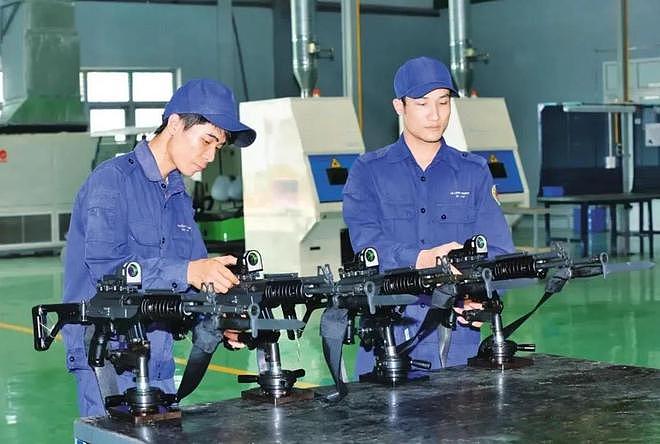 越南国产化的STV枪族，实际上是授权制造的Galil和改造的AK - 3