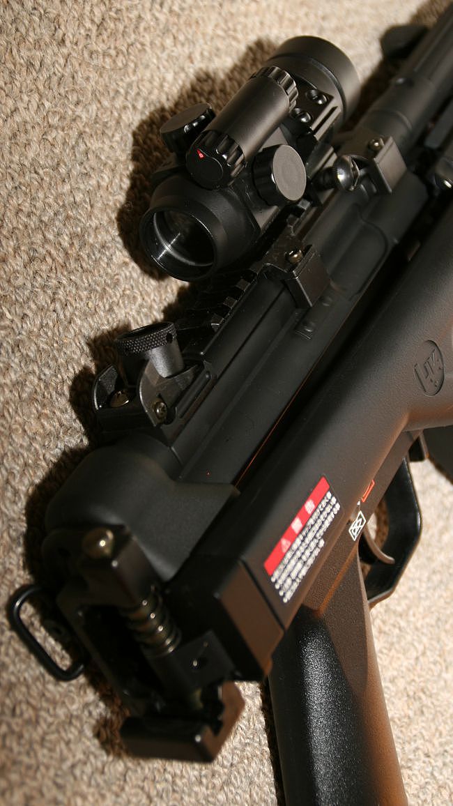 黑克勒-科赫最著名及制造量最多的枪械产品：HK MP5 - 5