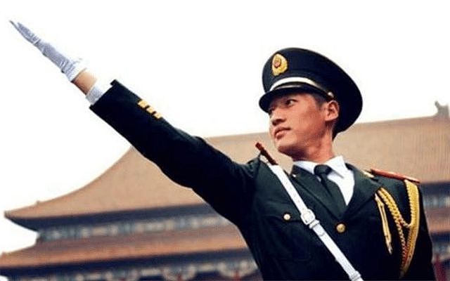 他是“中国第一升旗手”，退伍婉拒百万年薪，称：不能沾国旗的光 - 2