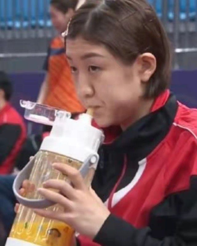 奥运冠军陈梦台下竟是萌妹！喝饮料像小松鼠，同款超大水杯火出圈 - 3