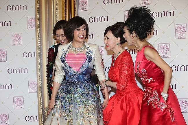 刘晓庆和国际美容教母同框，穿的一个比一个年轻，保养真好啊 - 3