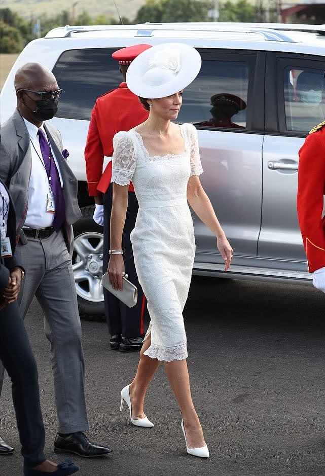 凯特闪耀亮相阅兵仪式！一身蕾丝白裙气质太好，配白色礼帽好惊艳 - 2